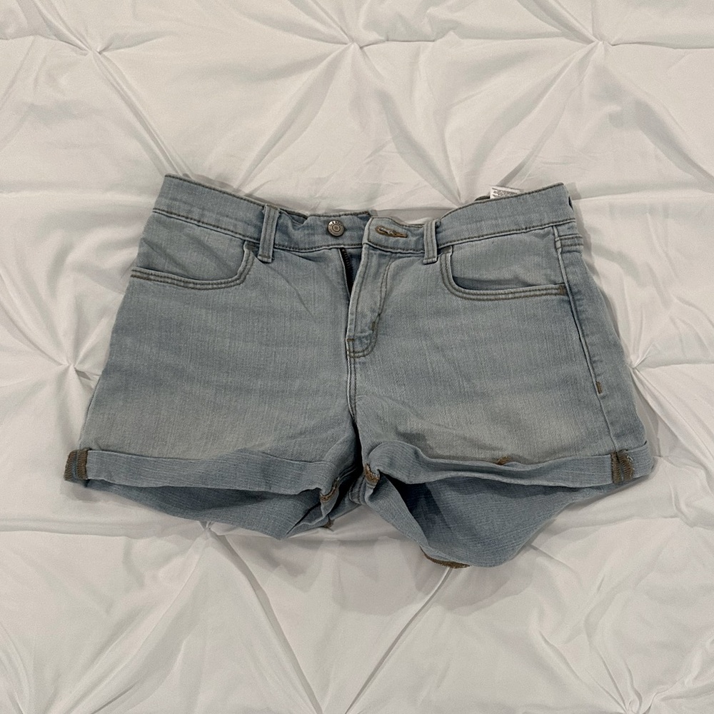 Women’s light wash medium rise jean short- size 6